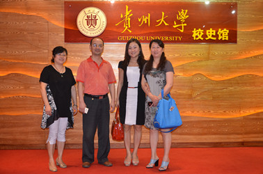 贵州民族大学档案馆馆长参观校史馆